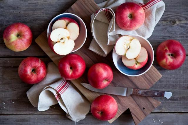 吃苹果要不要削皮？晚上吃苹果=“吃毒”？这些疑问全解开