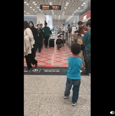 小朋友的友谊有多甜，网友：我全程姨母姑父笑……