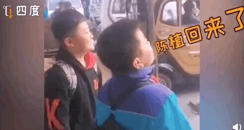 小朋友的友谊有多甜，网友：我全程姨母姑父笑……