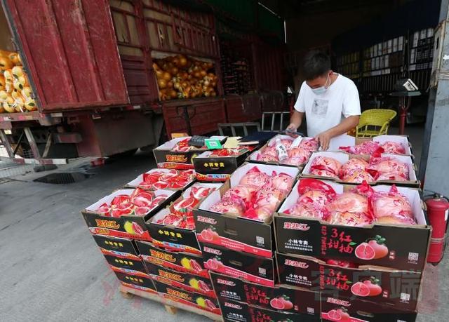 记者实地探访万邦农产品批发市场——“‘菜篮子’拎得稳装得满，没问题”2