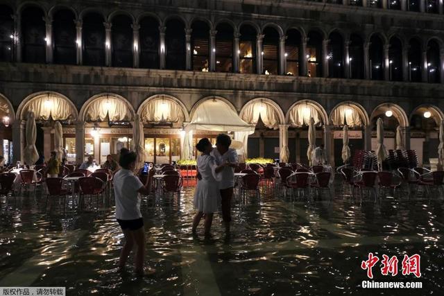 意大利“水城”威尼斯又遭水淹 民眾水中淡定拍照打卡