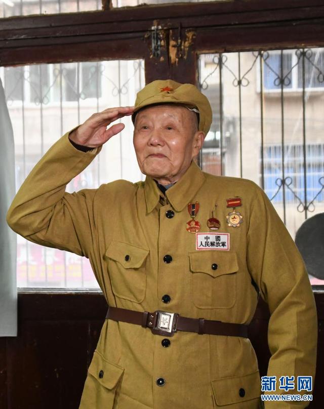 张富清简介:张富清：老兵风骨 英雄本色