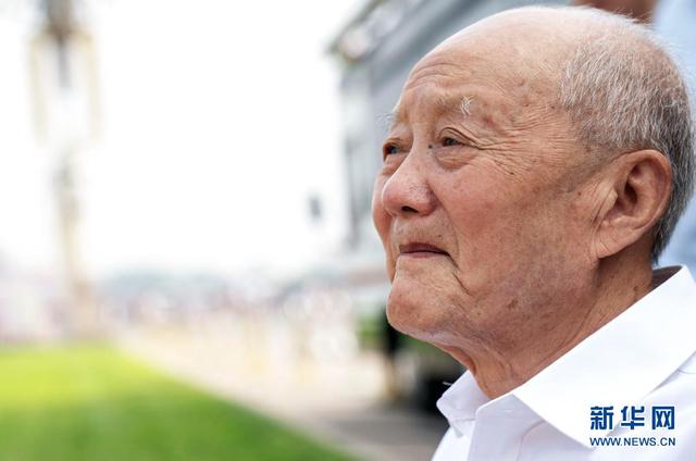 张富清简介:张富清：老兵风骨 英雄本色