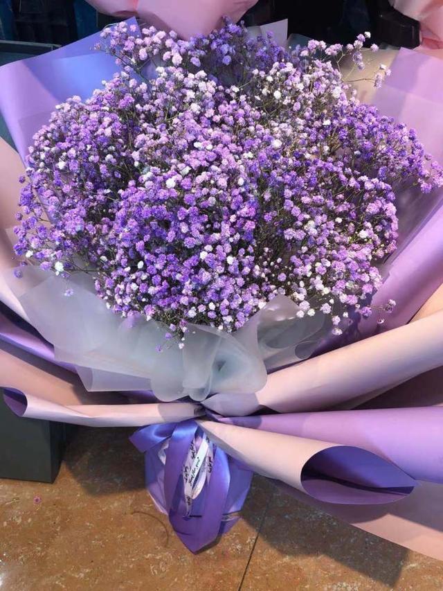 满天星加碎冰蓝花束层次包装碎冰蓝玫瑰搭配白色满天星花语