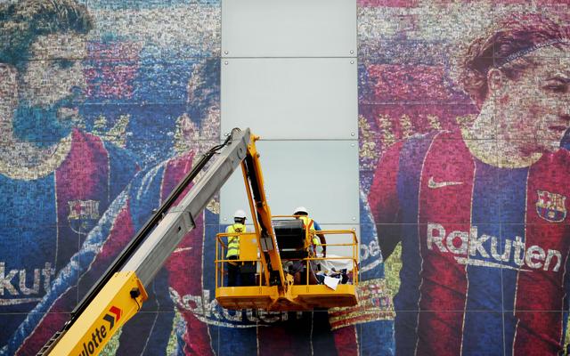 巴萨撕掉梅西巨幅海报，巴黎这边整了个更大的