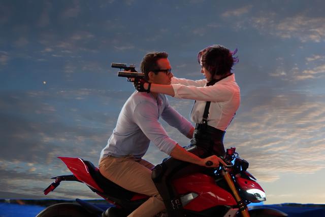 电影《失控玩家》：人工智能的自我觉醒，程序员的代码情书