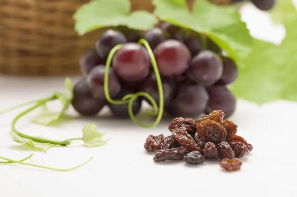 含铁量是葡萄的15倍！葡萄干这么吃，营养翻倍，帮你养出好气血