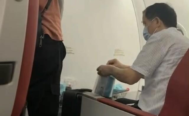 “你知道你手多脏吗？”头等舱男子骂哭空姐，航空公司回应