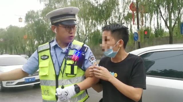 小伙当街抱住交警不松手，原因意外……