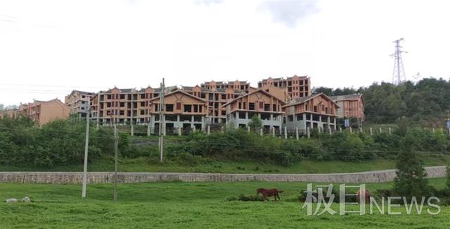 实探“烂尾”的贵州鞭陀小镇：博物馆里空无一人，小洋楼被杂草包围