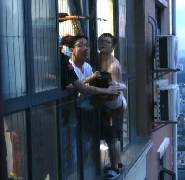 黄石一4岁女孩从20楼爬到18楼，命悬一线……