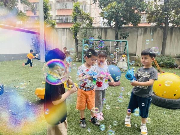 深度教研｜“动态回应”区域游戏中的幼儿