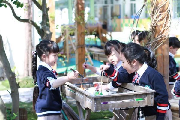 深度教研｜“动态回应”区域游戏中的幼儿