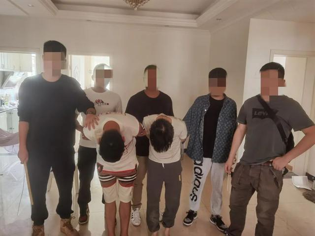 缉毒抓捕现场，警察竟然笑场了？原因亮了