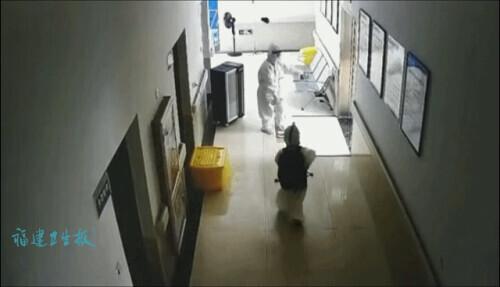 揪心！4岁儿童穿防护服独自做CT？后续曝光……