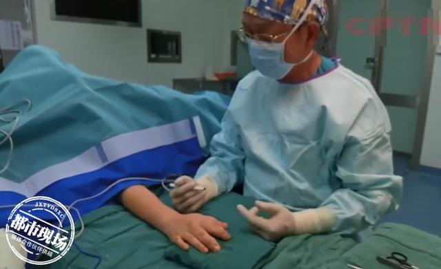 男孩手指头比香蕉还粗，医生都说没见过