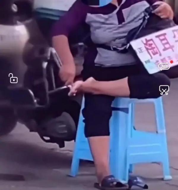 抠脚时被拍视频传上网，采耳大妈遭网暴：生意一落千丈，儿子被同学耻笑……