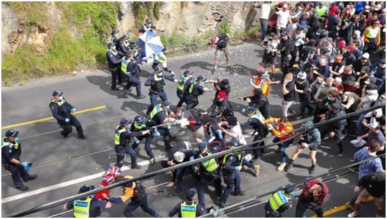 澳大利亚多地现反封锁集会，抗议者与警方发生暴力冲突，数名警察被打骨折入院治疗