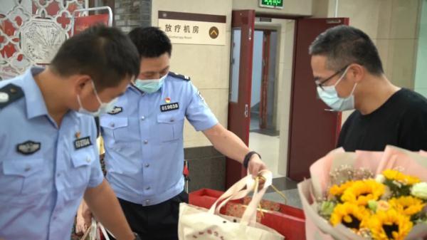 杭州一辅警突然脱岗半个月，领导：了不起，奖金照发，还要奖