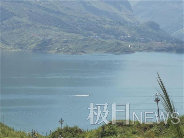 贵州翻船事故中双胞胎落水一人获救，妹妹：姐姐救生衣脱落后就不见了