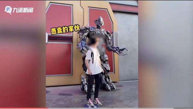 “德云社版”威震天出圈，面对不雅手势怒怼：不想与“肮脏的人类”合影