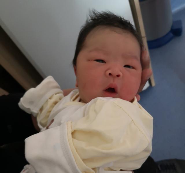 新生儿出生后的第一件大事：穿对衣服