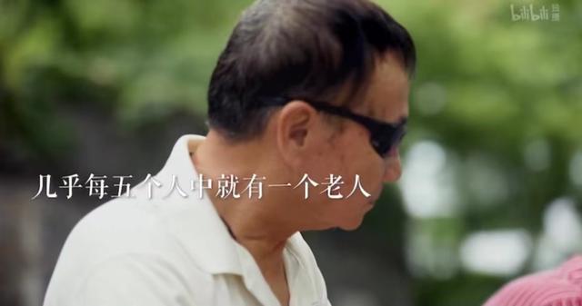 62岁刘雪华独居10年，24小时开着电视，她的背后，藏着一亿人的痛……