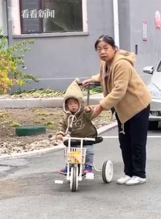 萌娃看见下班的妈妈秒变笑脸 宝妈：疲惫都消失了