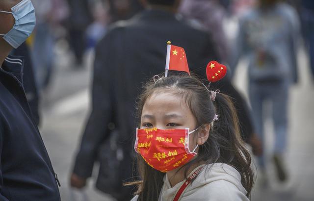 “国庆口罩”月销量轻松破10万，保安大爷：戴上工作更有干劲了
