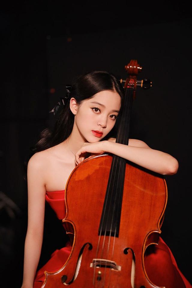 欧阳娜娜红裙惊艳高贵似天鹅 手持大提琴眼眸清亮女神气质满满