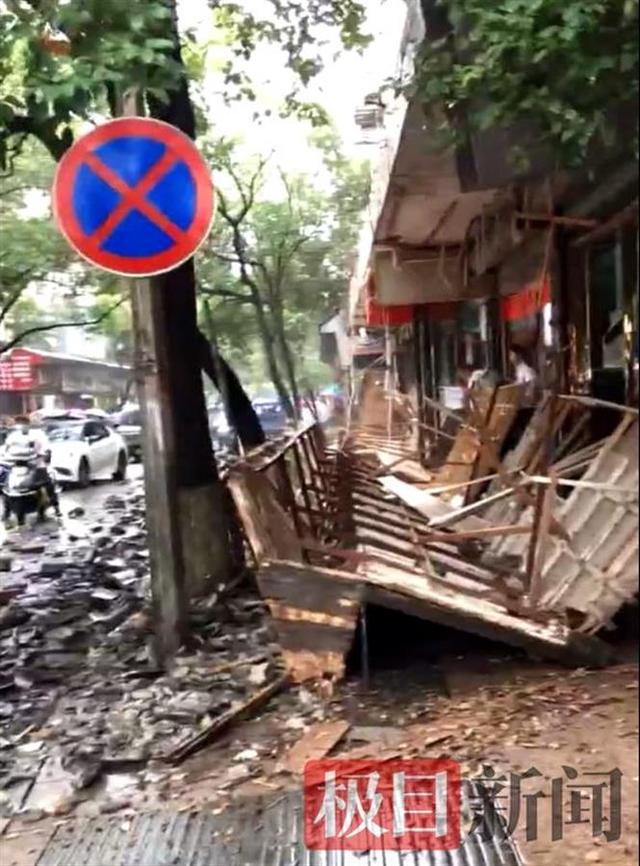 温州一街道多家商铺门头坍塌，店主：此前也发生过类似事故