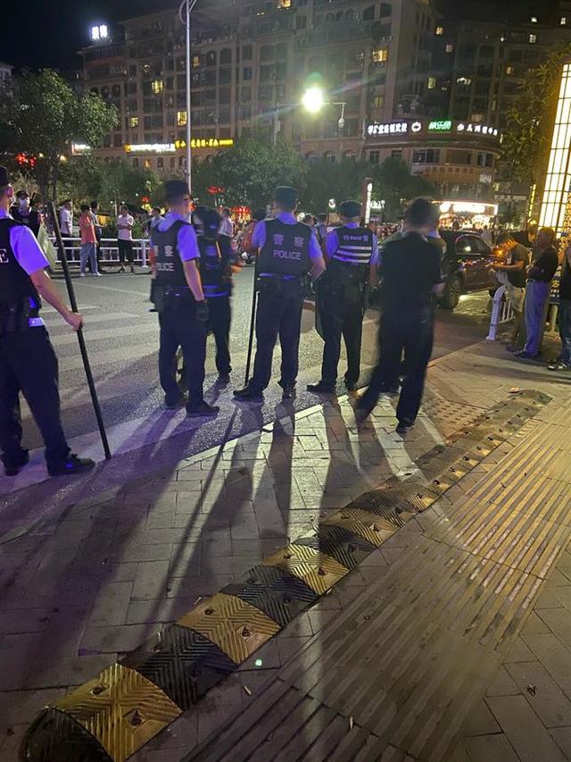 福建一男子酒后持刀伤人致2死4伤，一辅警牺牲，嫌犯畏罪跳楼身亡