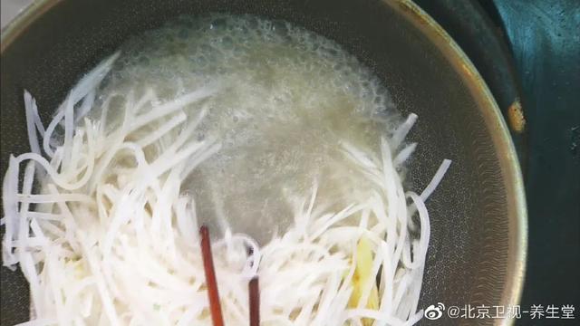 冬吃萝卜保平安！萝卜和它是绝配，这样吃滋阴润肺又减脂