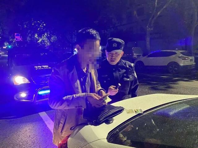 凌晨4點路邊停了一輛車窗大開的無牌轎車長安民警這麼做 Kks資訊網