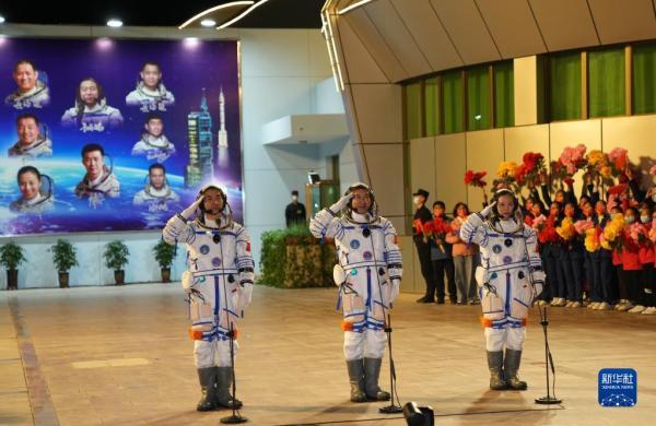 月下棹神舟，星夜赴天河——神舟十三号飞天纪实