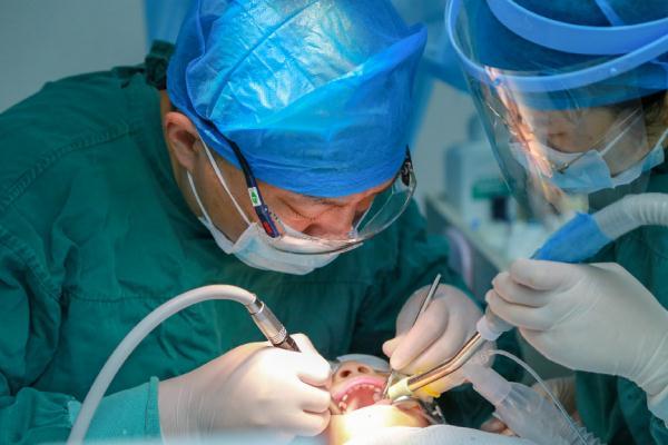 喝夜奶喝坏13颗乳牙 娃娃睡一觉牙就全补好