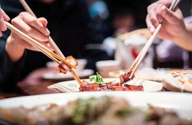 「天天养生」“秋膘”不可乱贴，回暖别忘消食！周末吃多了，善后汤来也