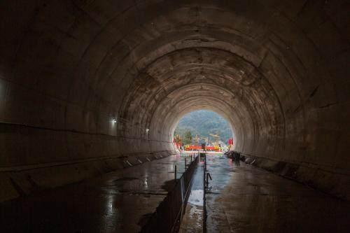 全长约421米 设计时速350公里 杭温高铁白岩山隧道贯通 新闻红