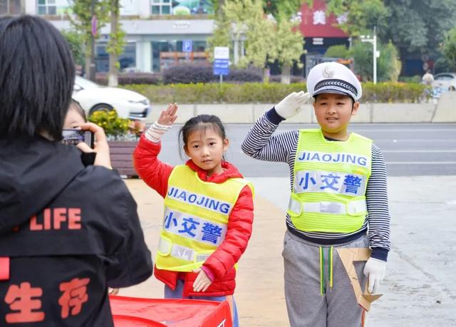 儿童友好 | 我们都是“小小交通警”！