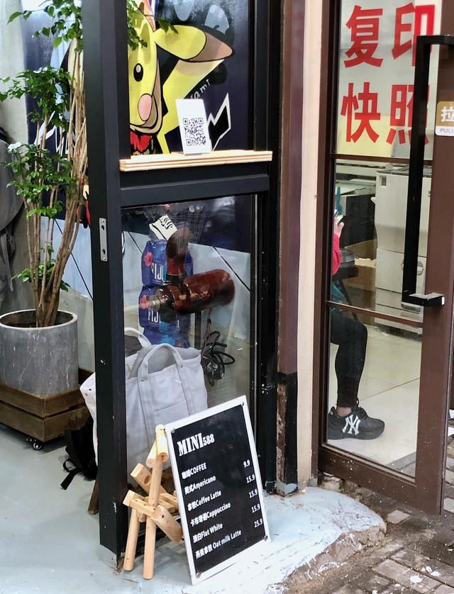 上海幼店故事｜一个门牌两家店，妻子卖衣服，老公卖咖啡