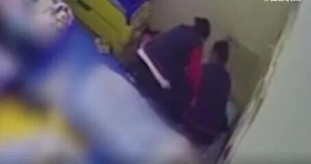 孩子午睡时被老师捆胶带固定 园方：为了阻止孩子蹬被子