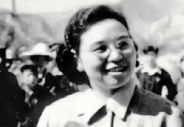 女叛徒随老蒋败退台湾，1981年回国探亲，故人一句话让她哑口无言
