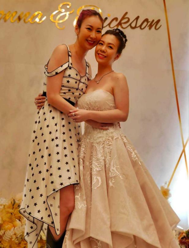 恭喜！67岁“大佬B”风光嫁女，婚礼众星云集，新娘手戴6对龙凤镯