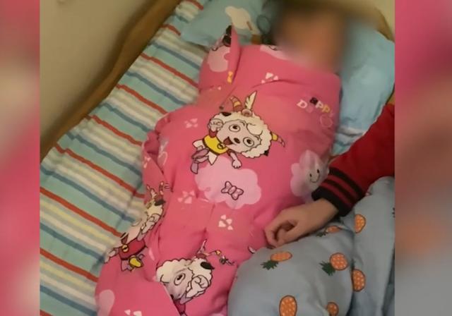 四川一3岁女童幼儿园午休时被胶带捆绑，家长要求园方出具道歉声明，园方：可以，前提是不能举报、曝光此事