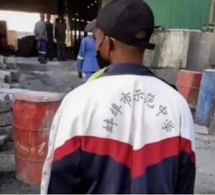 你拿着AK47的外卖小哥和非洲校友