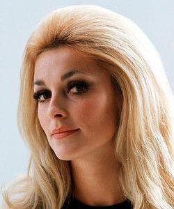 莎朗·塔特就是《好莱坞往事》中玛格丽特·罗比饰演的人物原型.