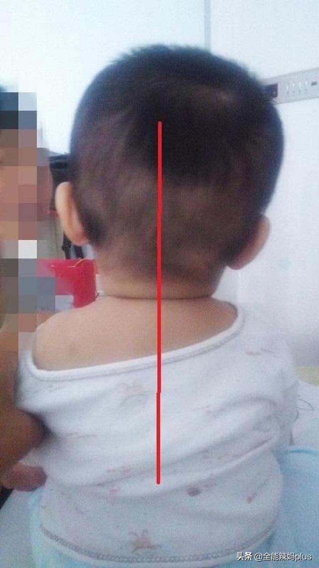 有些娃抱着就成了“歪脖子”! 这种“毁娃”抱姿，新手父母最爱做