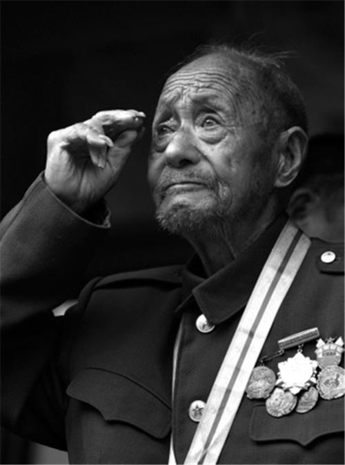 老農自稱紅軍團長 村民紛紛嘲笑 沒想到軍區司令親自為他作證 Kks資訊網