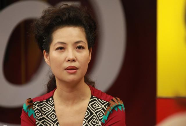 82岁李双江现身饭局，心情好高歌一曲现场掌声不断，却惹网友吐槽