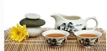 喝茶水好还是喝白开水好？